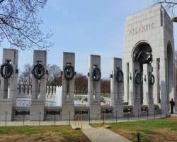 The memorial consisted of 56 pillars which mean the U.S. states and territories. It also has two small triumphal arches for the Atlantic and Pacific f